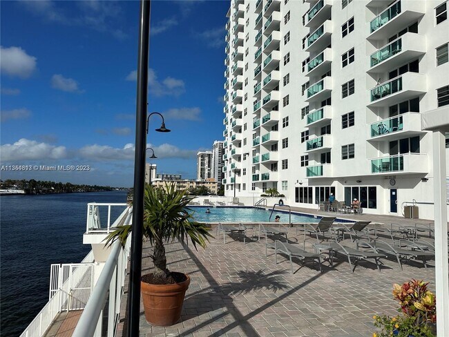 Foto del edificio - 3000 S Ocean Dr