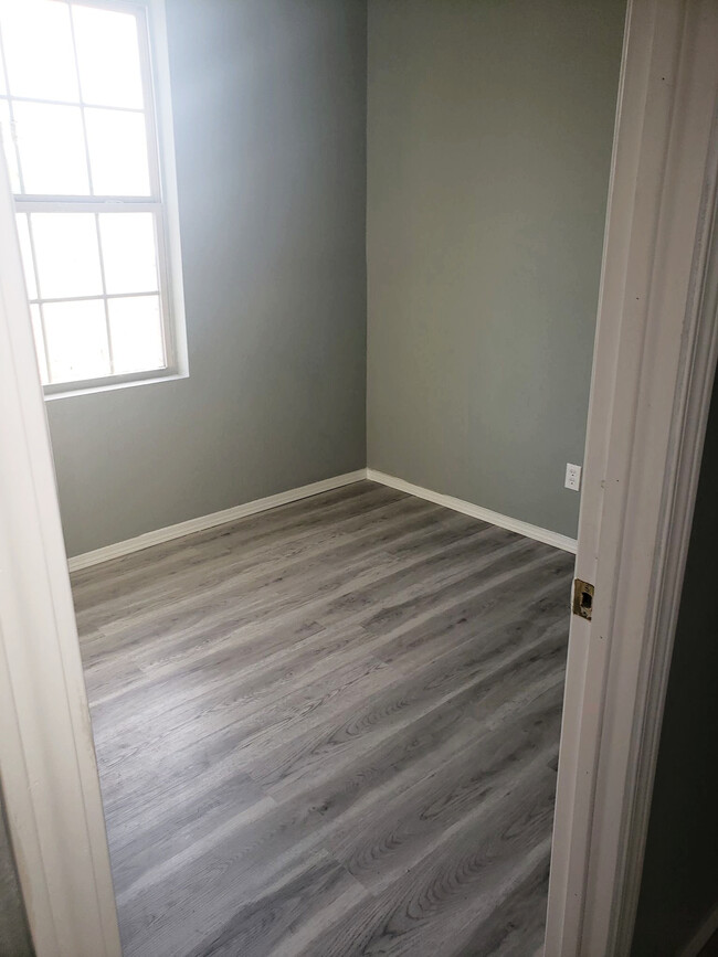 COZY BEDROOM WITH CLOSETSE - 401 E Church St