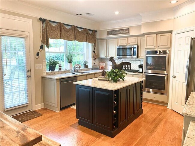 Building Photo - 1805 Aurelia Dr
