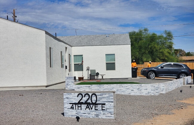 Building Photo - 220 4th Ave E