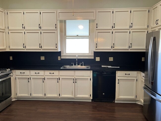 Building Photo - Charming 3-Bedroom Home with Multiple Fireplaces in Jonesboro