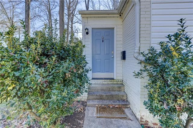 Building Photo - 3325 Eastwood Dr