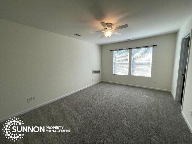 Foto del edificio - Fresh and finished: 3 bed, 2.5 bath townho...