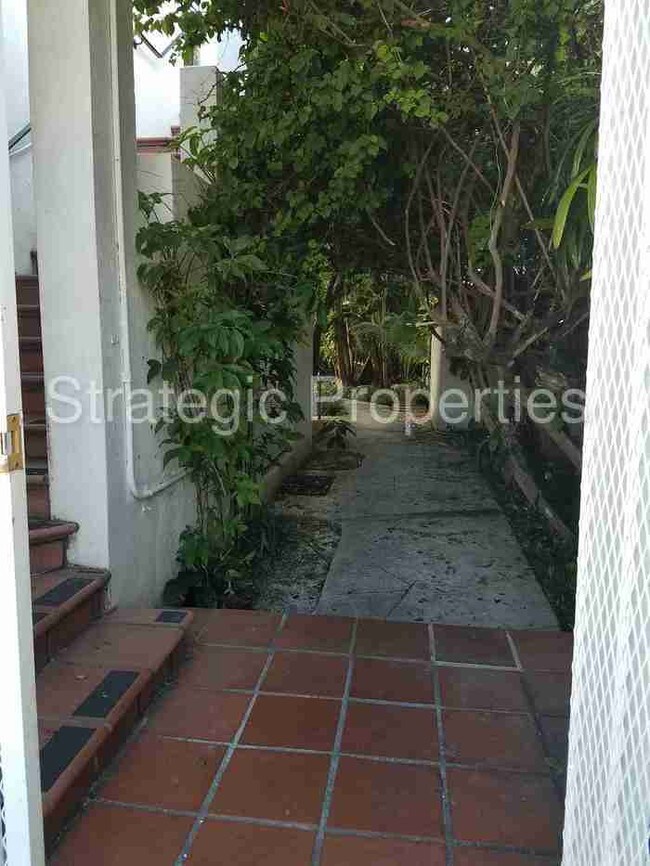 Building Photo - 6941 Bay Dr