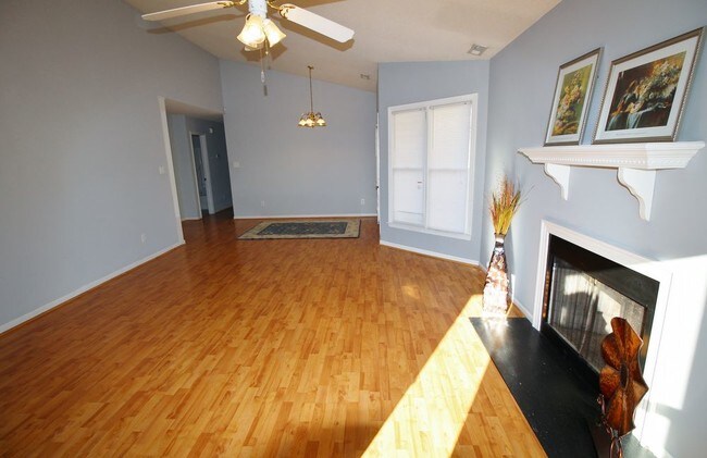 Building Photo - Lovely 3bed/2bath home with vaulted ceilings