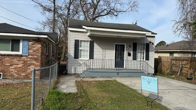 Foto del edificio - MOVE IN SPECIAL: $650 OFF 1ST MONTH'S RENT!**