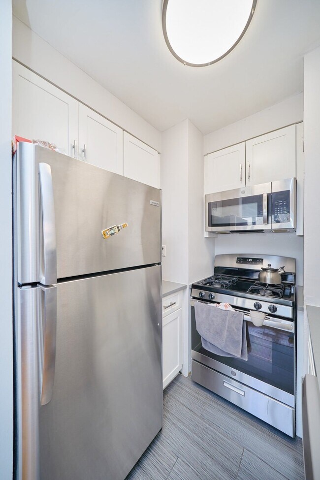 Foto del edificio - JUST LISTED HUGE STUDIO W/ PRIVATE BALCONY IN HELL’S KITCHEN