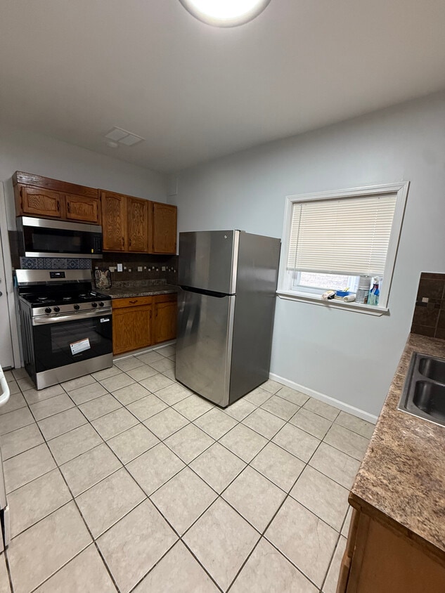 kitchen - 1731 N Central Ave