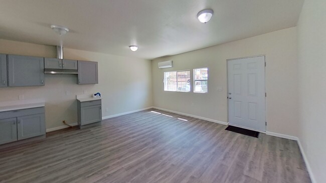 Foto del edificio - 10317 Walnut Ave