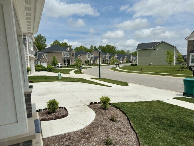 Building Photo - Beautiful 5 Bedroom Home in Plainfield!