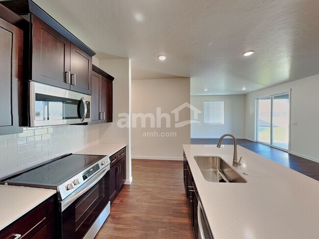 Foto del edificio - 1565 N Barkvine Ave