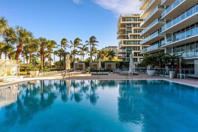 Foto del edificio - 3737 Collins Ave