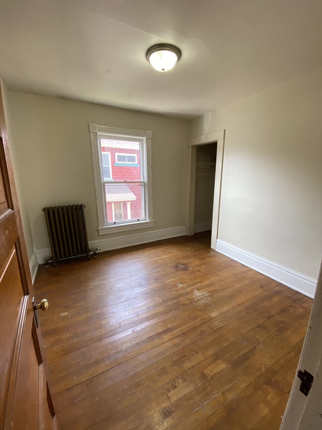 Bedroom 3 - 232 Hewitt W Ave