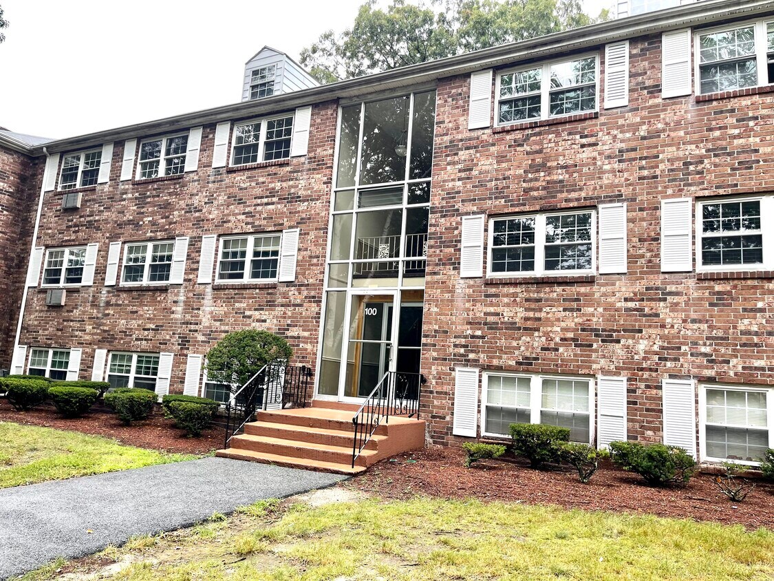 100 Edgelawn Ave Unit 5, North Andover, MA 01845 Condo for Rent in