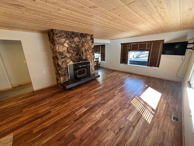 Foto del edificio - Lovely multi level home available now for ...