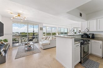 Building Photo - 900 Bay Dr E
