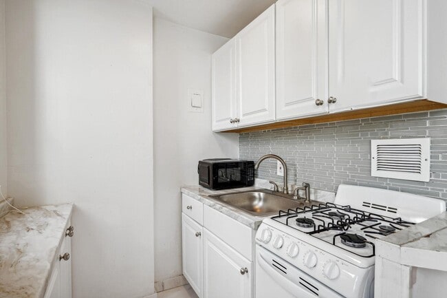 Building Photo - Charming & Bright Studio at River Place North