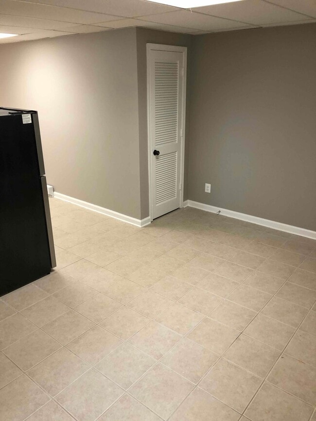 Spacious, Clean Living Space - 412 N Washington St