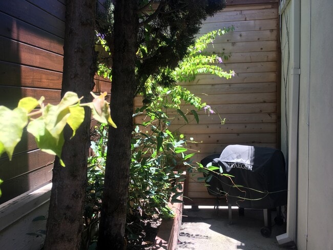 Building Photo - 1042 Pearl St