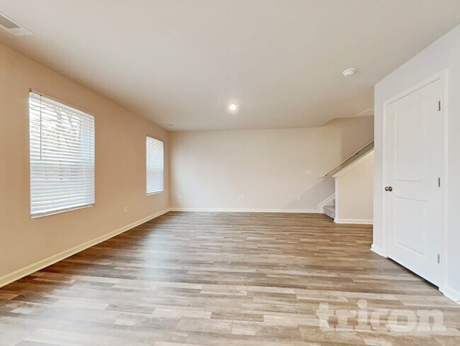 Building Photo - 527 Dayspring Dr