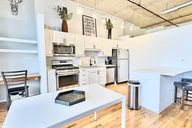Kitchen and dining area, plus corner area for a 2nd work-from-home space, minibar, or coffee station - 6 S Laflin St