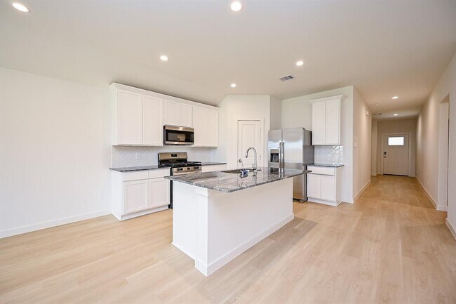 Building Photo - 1602 Mazzini Dr