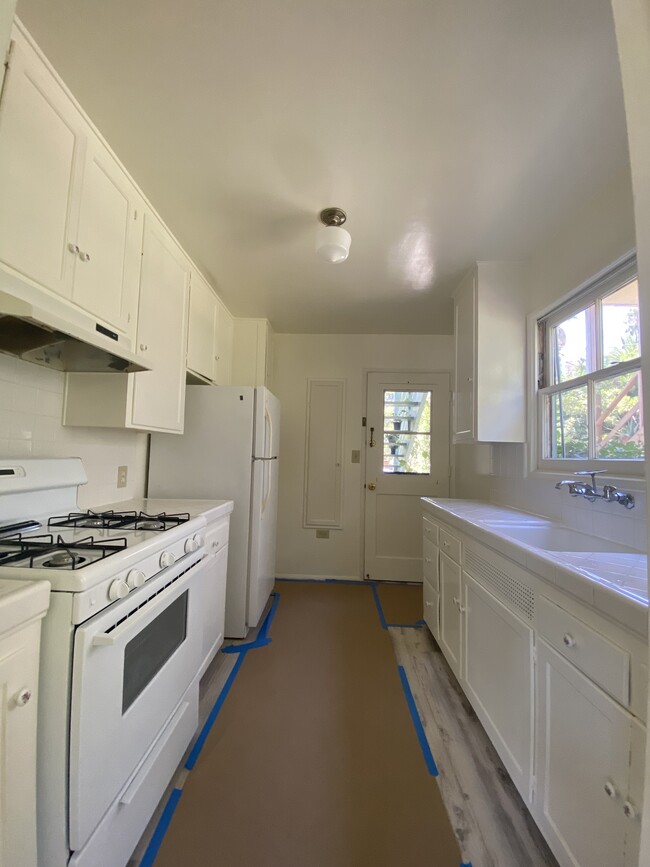 Kitchen - 1719 Raymond Hill Rd