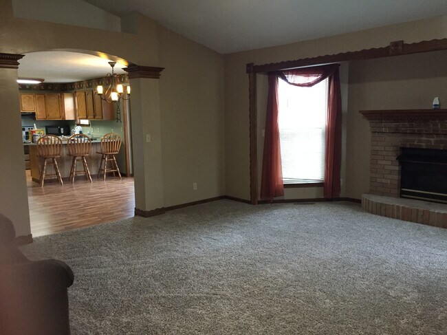 Family room to kitchen - 674 Greenbriar Ct