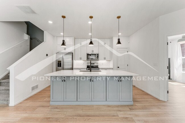 Building Photo - Modern Townhome with spacious rooms and Ce...