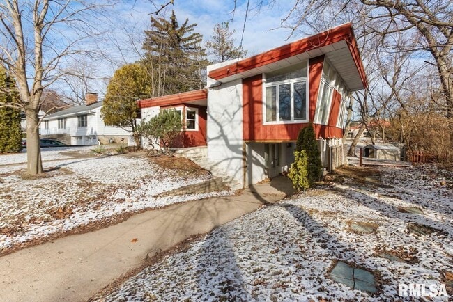 Building Photo - 119 W Clara Ave