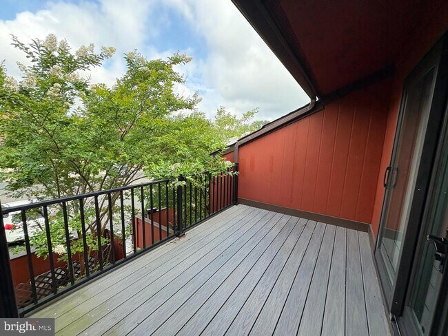 Building Photo - 50 Darien Way