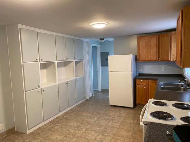 Building Photo - 947 Vassar Dr