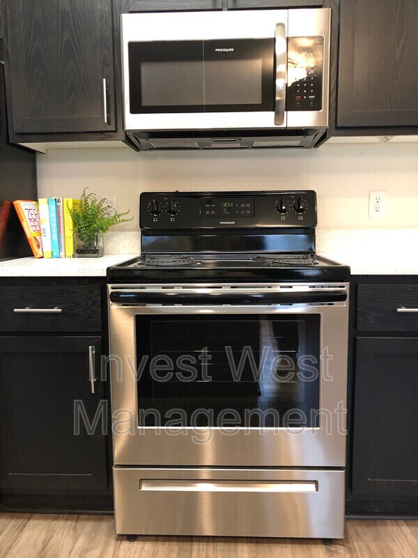 Building Photo - 2300 Main St