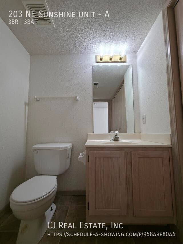 Building Photo - 203 NE Sunshine St