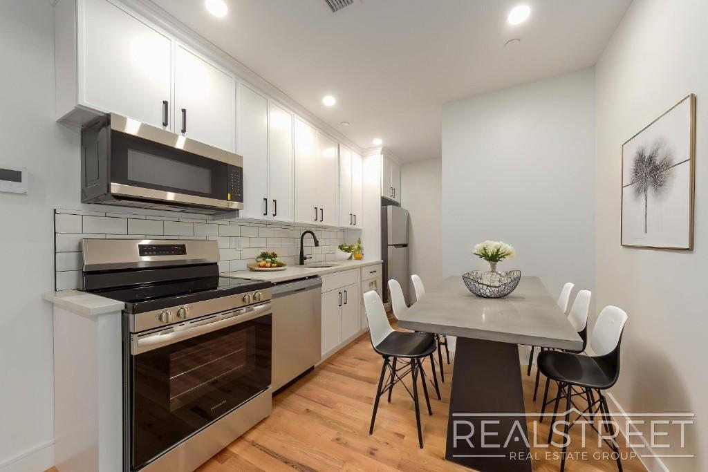 Building Photo - Penthouse 2BR/2BA with Private Roof Deck, ...