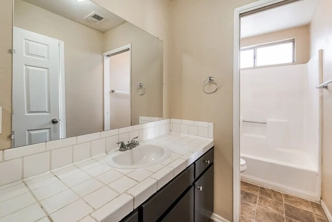 Foto del edificio - 2665 E Jefferson St