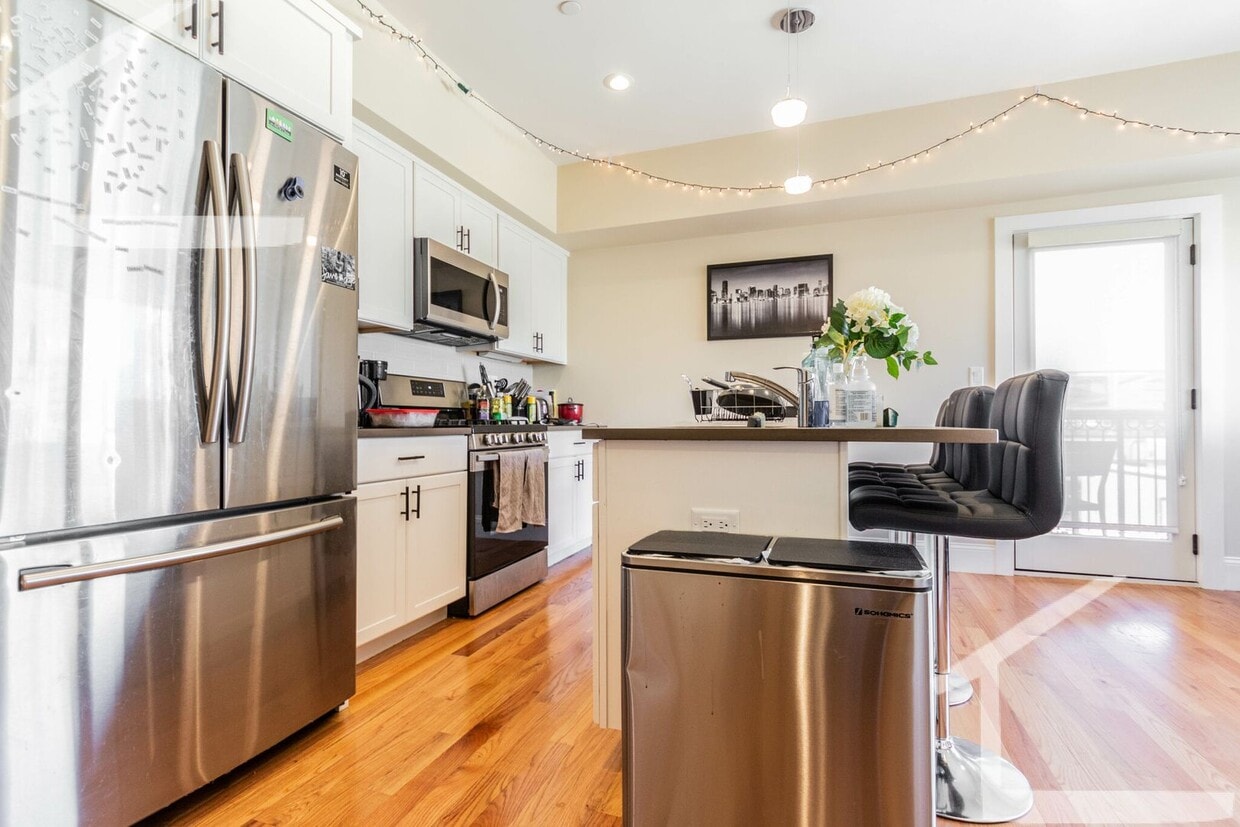 No Brokers Fee, Steps from Boston Lending, In-Unit Washer and Dryer, Central Heat/AC, Parking. - No Brokers Fee, Steps from Boston Lending, In-Unit Washer and Dryer, Central Heat/AC, Parking.