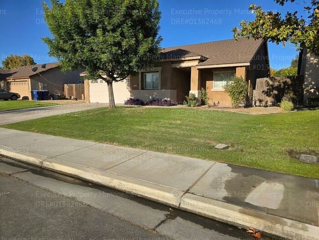 Foto del edificio - 4 bedroom/ 2 bathroom located in the South...