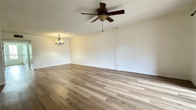 Building Photo - 413 Lakeview Dr