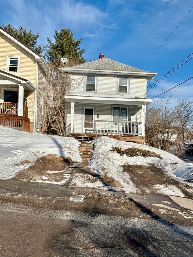 Building Photo - 718 N 10th Ave E