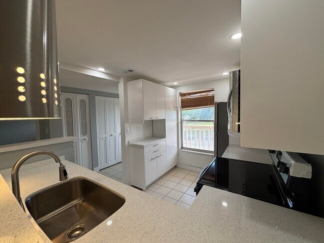 Foto del edificio - 6051 NW 61st Ave