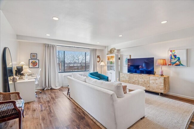 Foto del edificio - Large 1BR/1BA with Natural Light & Modern Finishes in Cleveland Park