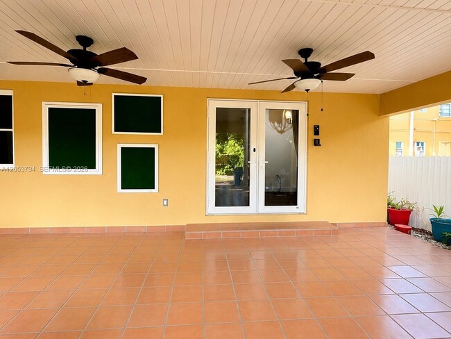 Foto del edificio - 985 SW 10th St