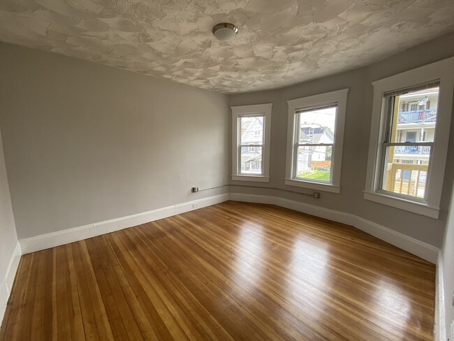 Building Photo - 6 Kingsdale St