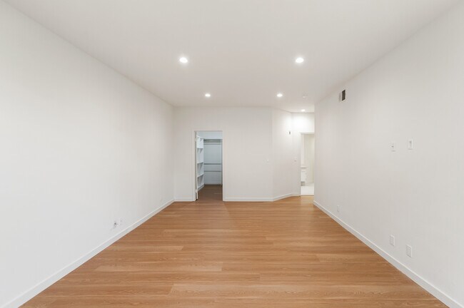 Foto del edificio - 200 N Almont Dr