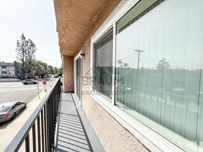 Foto del edificio - 11839 Burbank Blvd