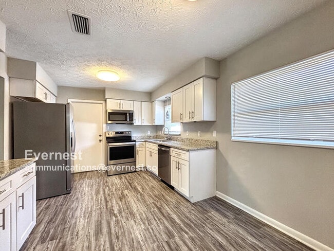 Building Photo - 1327 Chablis Ct N
