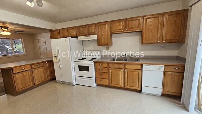 Foto del edificio - Lakewood Studio w/ walking distance to wat...