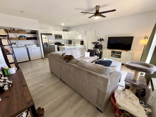 Foto del edificio - 2 (PRIVATE) BDRM/2-FULL (ON-SUITE) BATHS I...