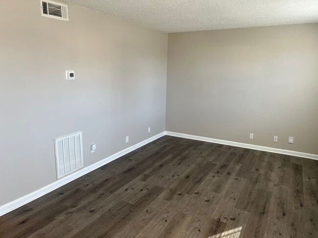 Building Photo - Reduced Pricing!